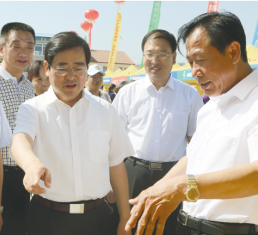 沁縣縣委書記盧展明、政府副縣長魏瑛在首屆太行山名優(yōu)特新農(nóng)產(chǎn)品展銷會沁州黃集團展位上參觀指導